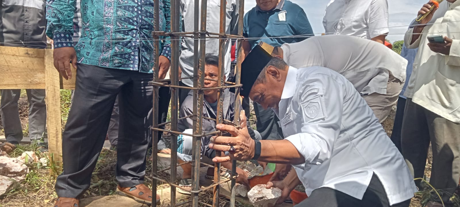 Walikota Baubau Letakan Batu Pertama Pembangunan Asrama Santriwati